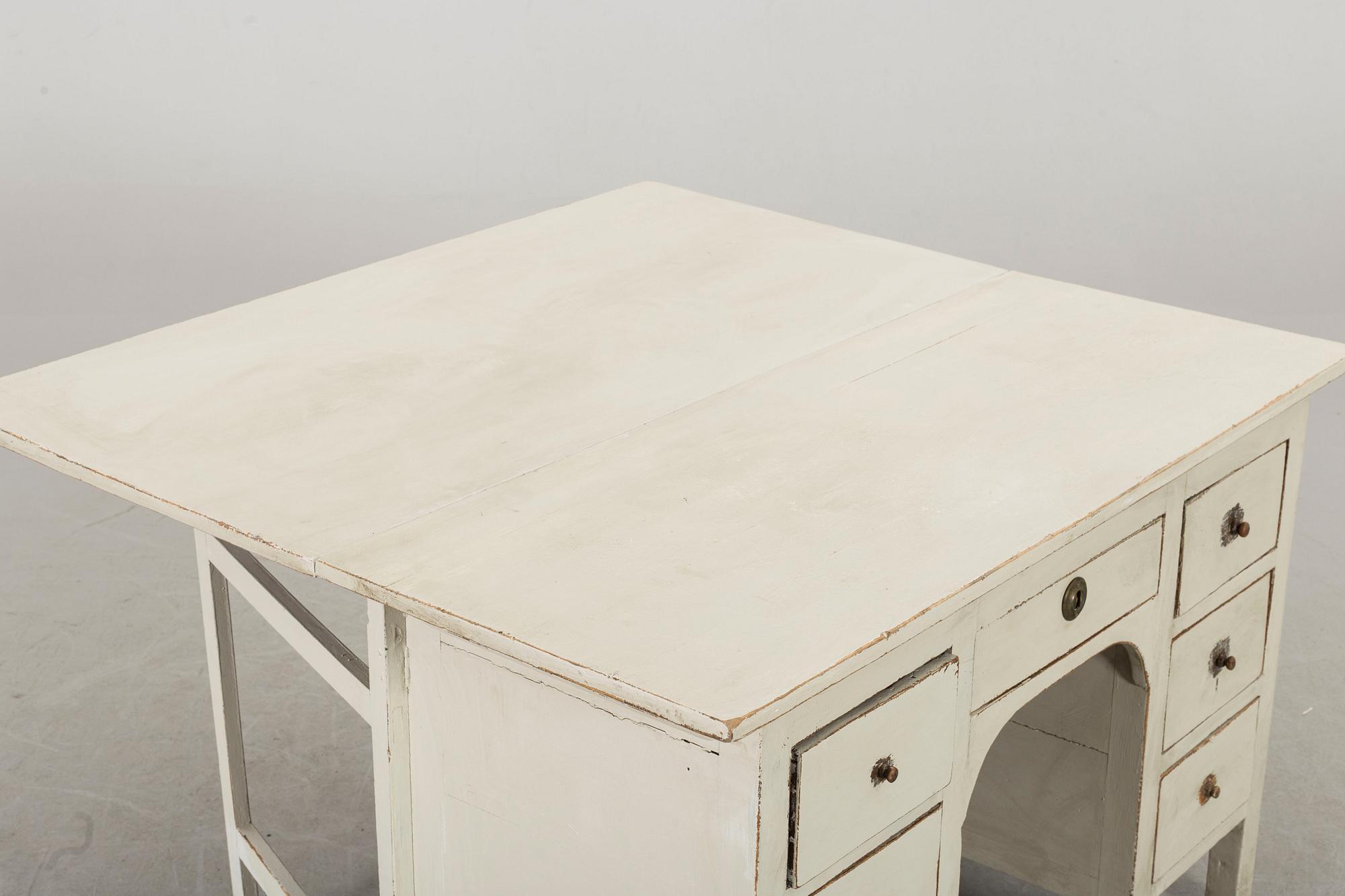 SIDEBOARD / SKRIVBORD, med slag, Sverige 1800-talets senare del.