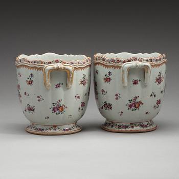 VINKYLARE, ett par, kompaniporslin. Qingdynastin, Qianlong (1736-95).