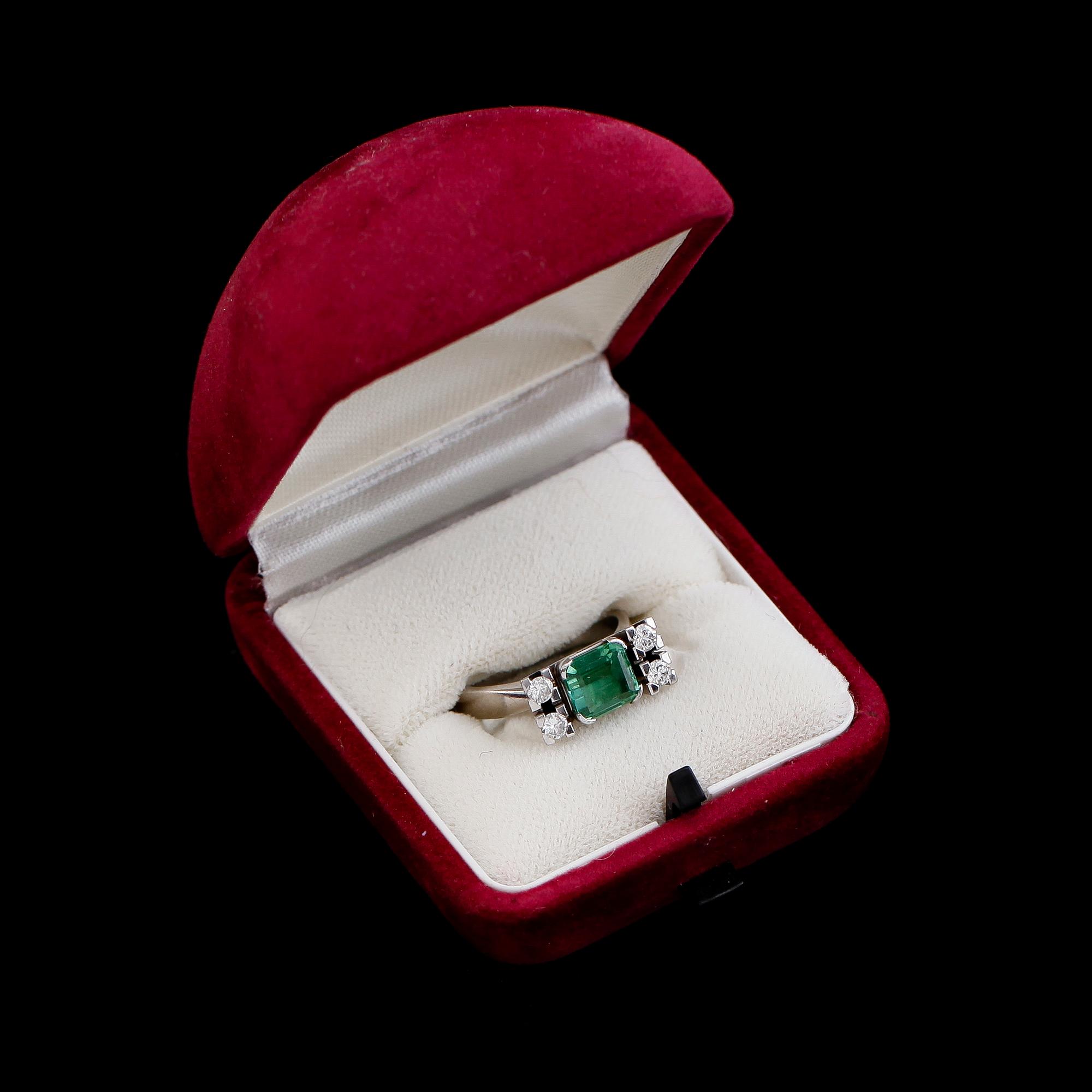 RING, 18 k vitguld, 1976, briljantslipade diamanter och smaragd. Vikt ca 7,8 g.