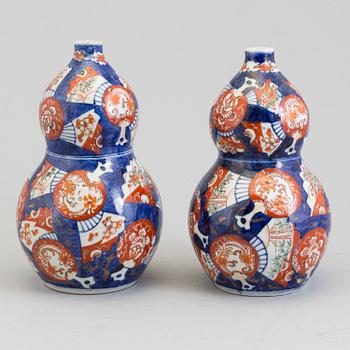 Two imari porcelain double gourd vases, Japan, Meiji (1868-1912).