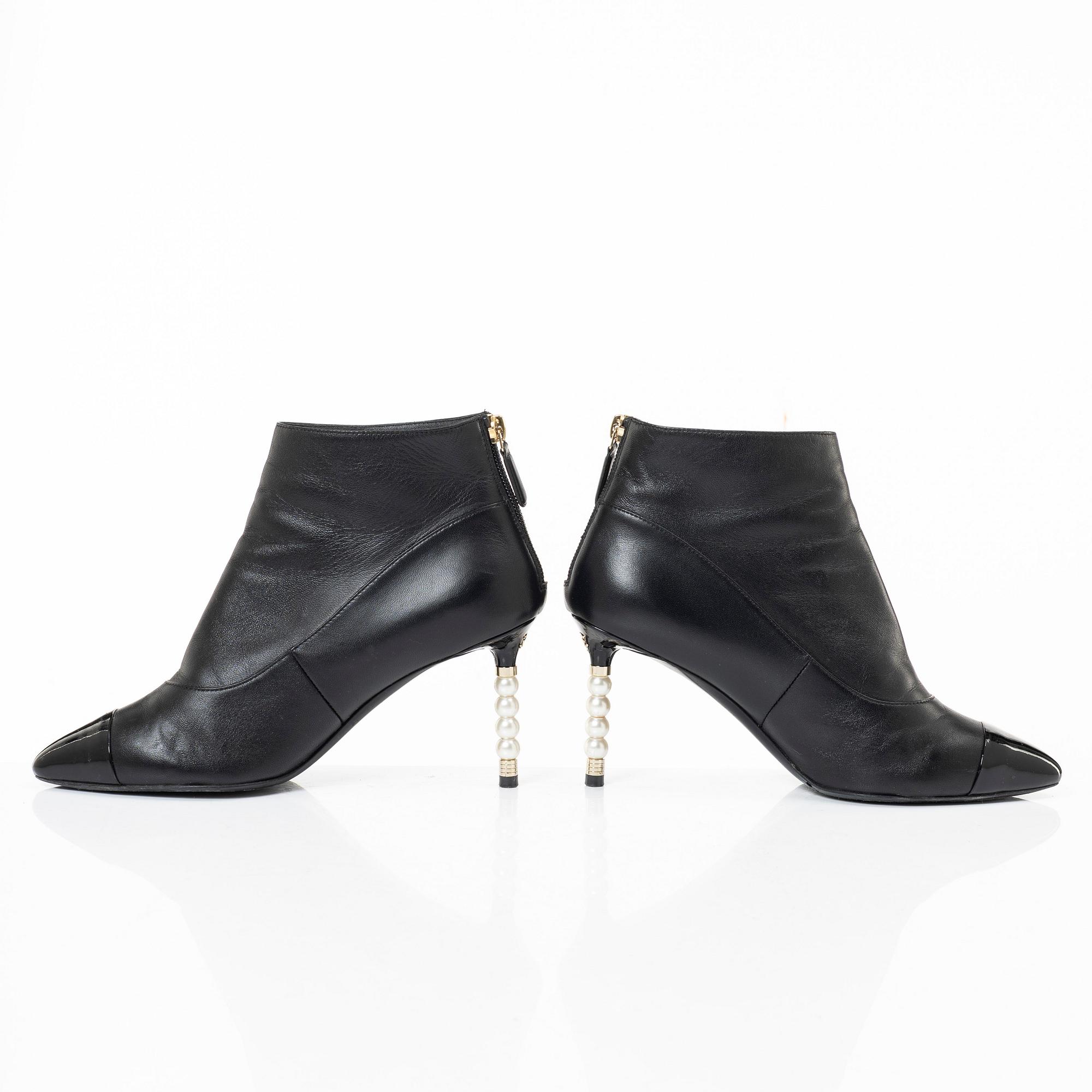 Chanel, ankle boots, size 37C.