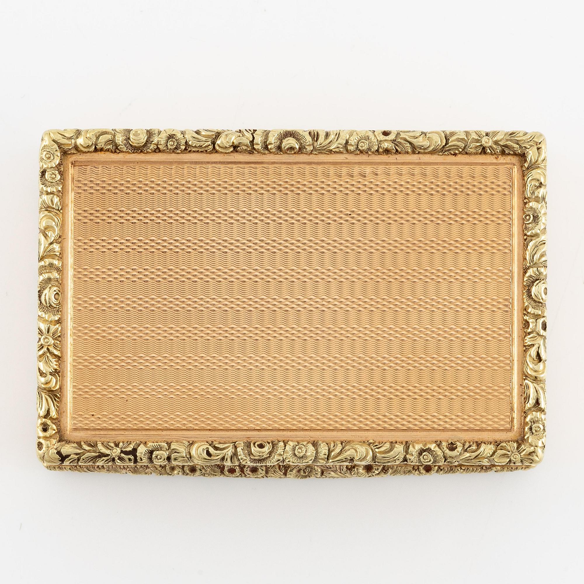 An european 14 carat gold box 'deux couleur', unmarked, probably Central Europe 19th century.
