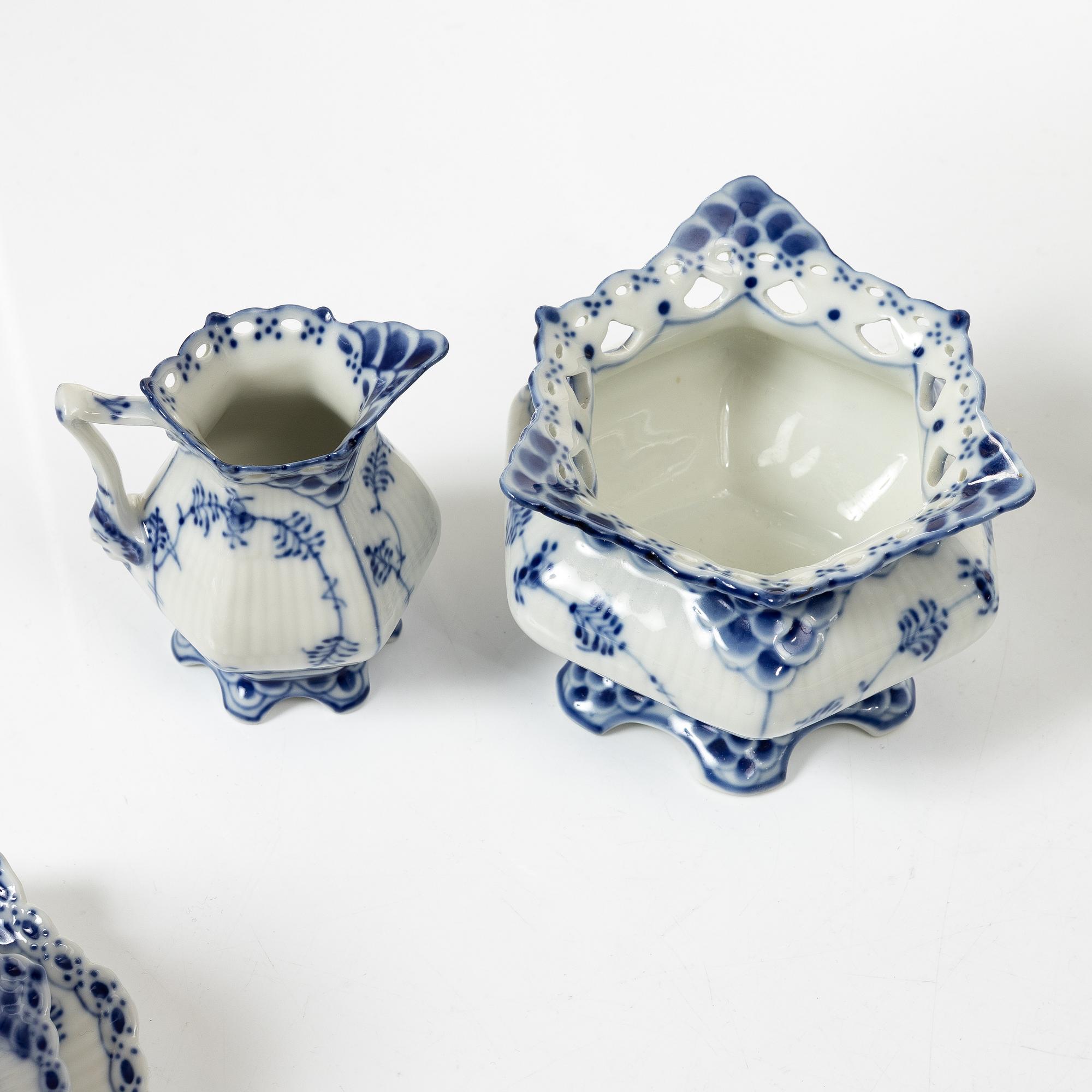 Royal Copenhagen, mockaservis, porslin, 31 delar, "Musselmalet", mestadels helblond.