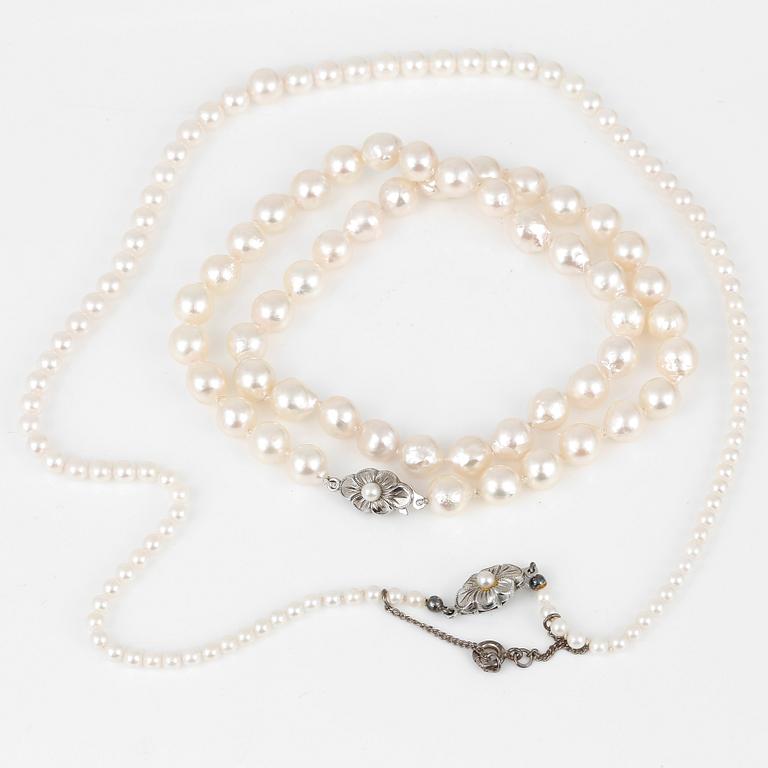 COLLIER, 2 st, med odlade pärlor och lås i silver.