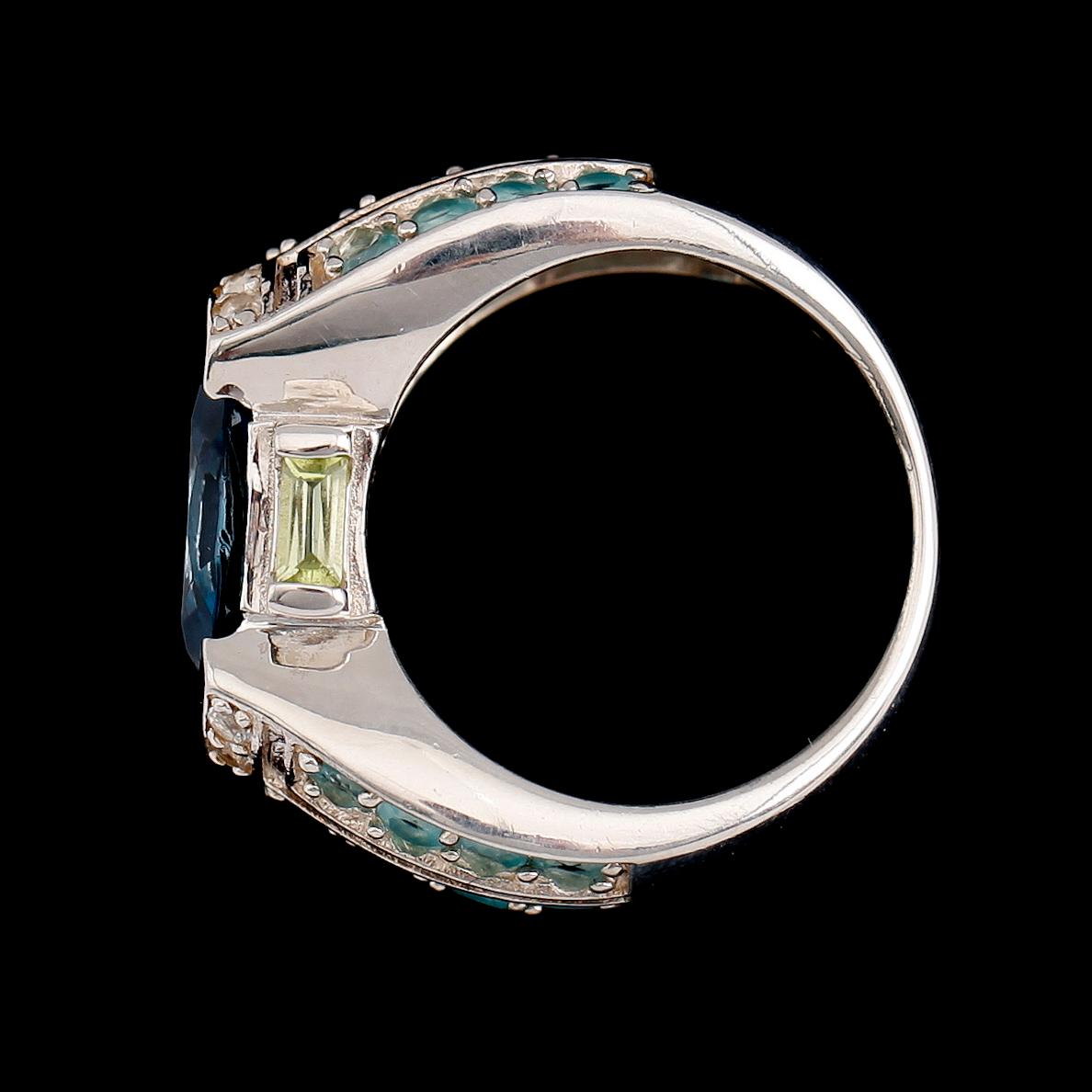 RING, sterlingsilver blå topas ca 3.17 ct, gröna peridoter, vita topaser.