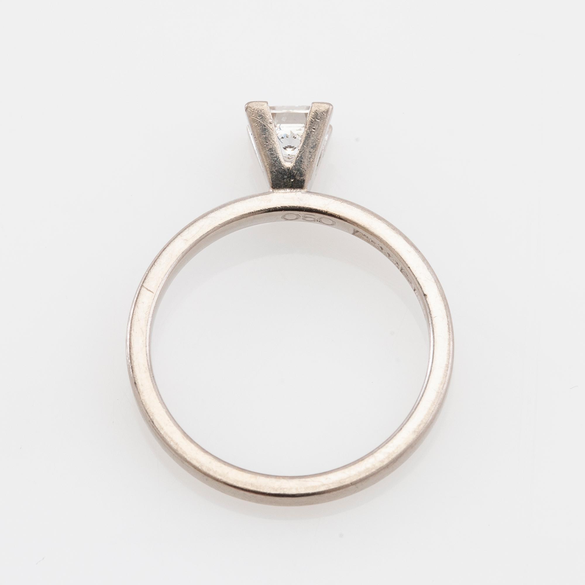 Solitaire ring in 18K white gold with a princess-cut diamond.