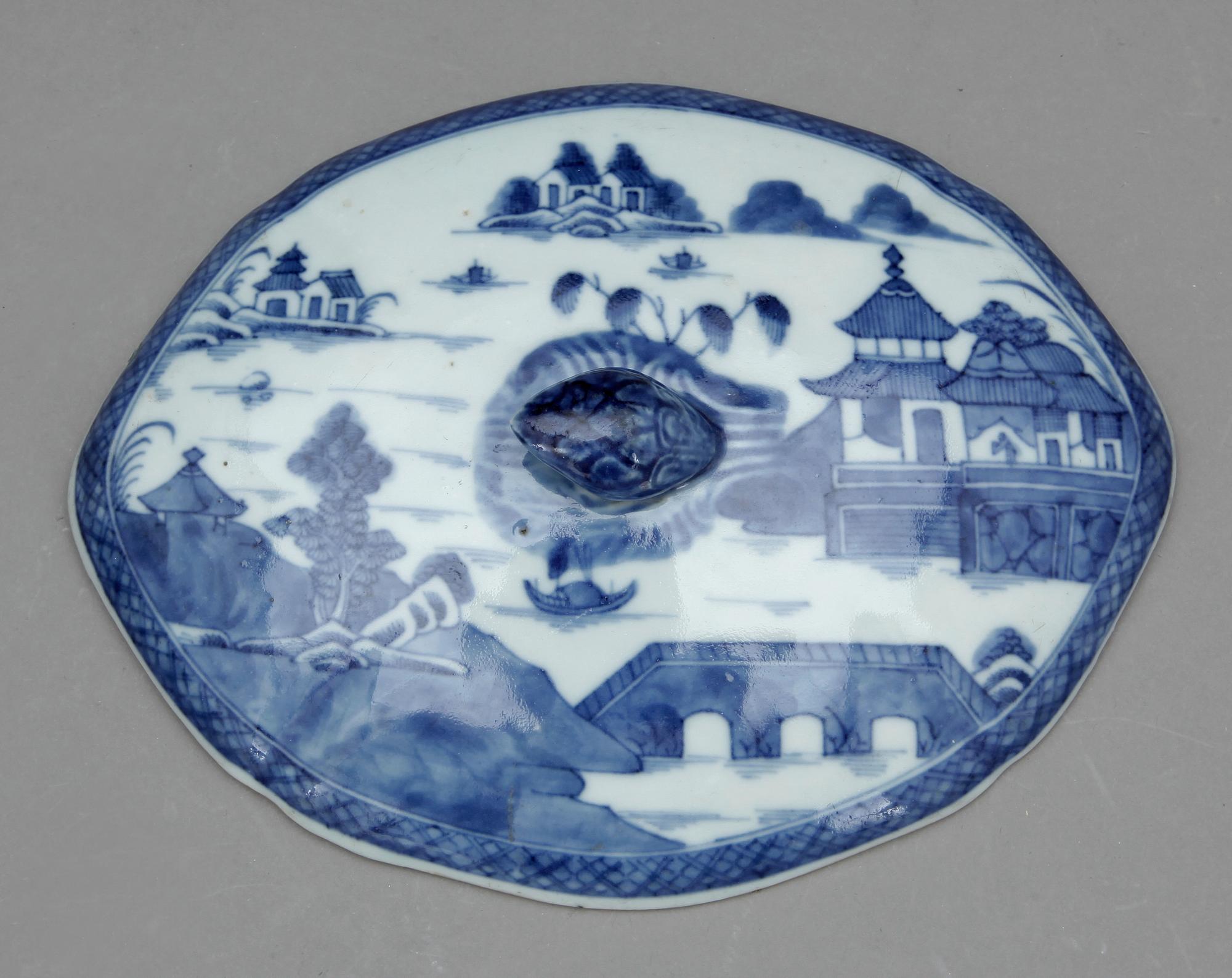 KAROTT, porslin, Kina, Jiaqing (1796-1820).