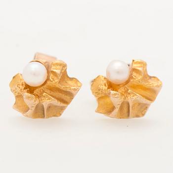 A PAIR OF BJÖRN WECKSTRÖM EARRINGS, "Saana" cultured pearls, 14K gold. Lapponia.