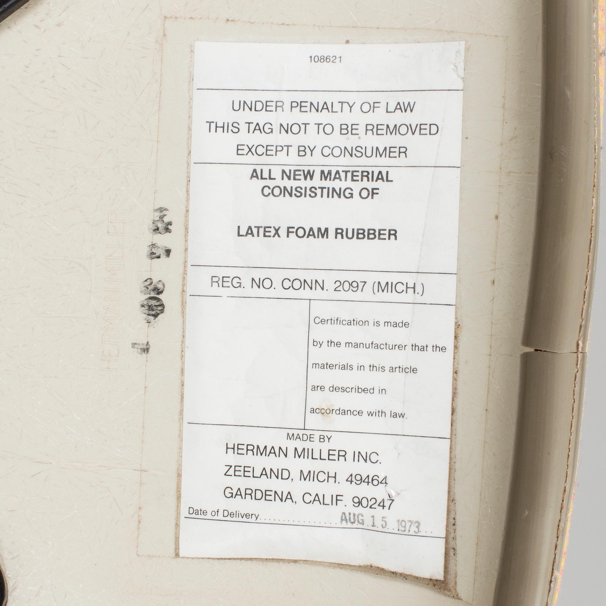 A CHARLES & RAY EAMES SWIWEL CHAIR FOR HERMAN MILLER, 1973.