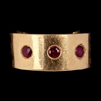 RING, 18k guld med tre små rubiner. Vikt 6 g.