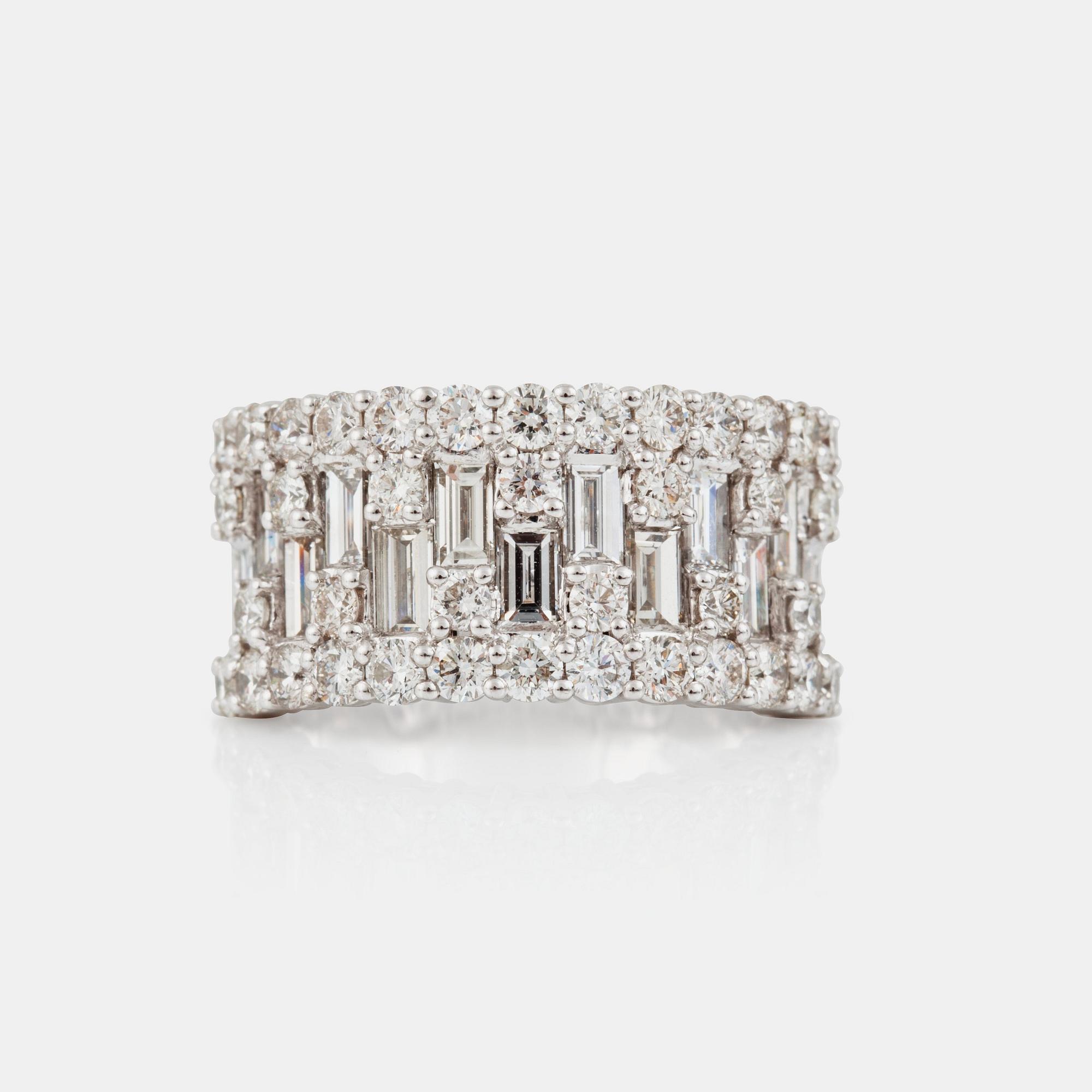 RING med baguette- och briljantslipade diamanter, cirka 3.60 ct.