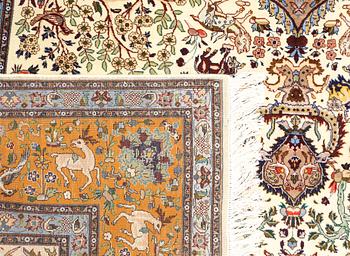 A figural Tabriz carpet, approx. 290 x 208 cm.