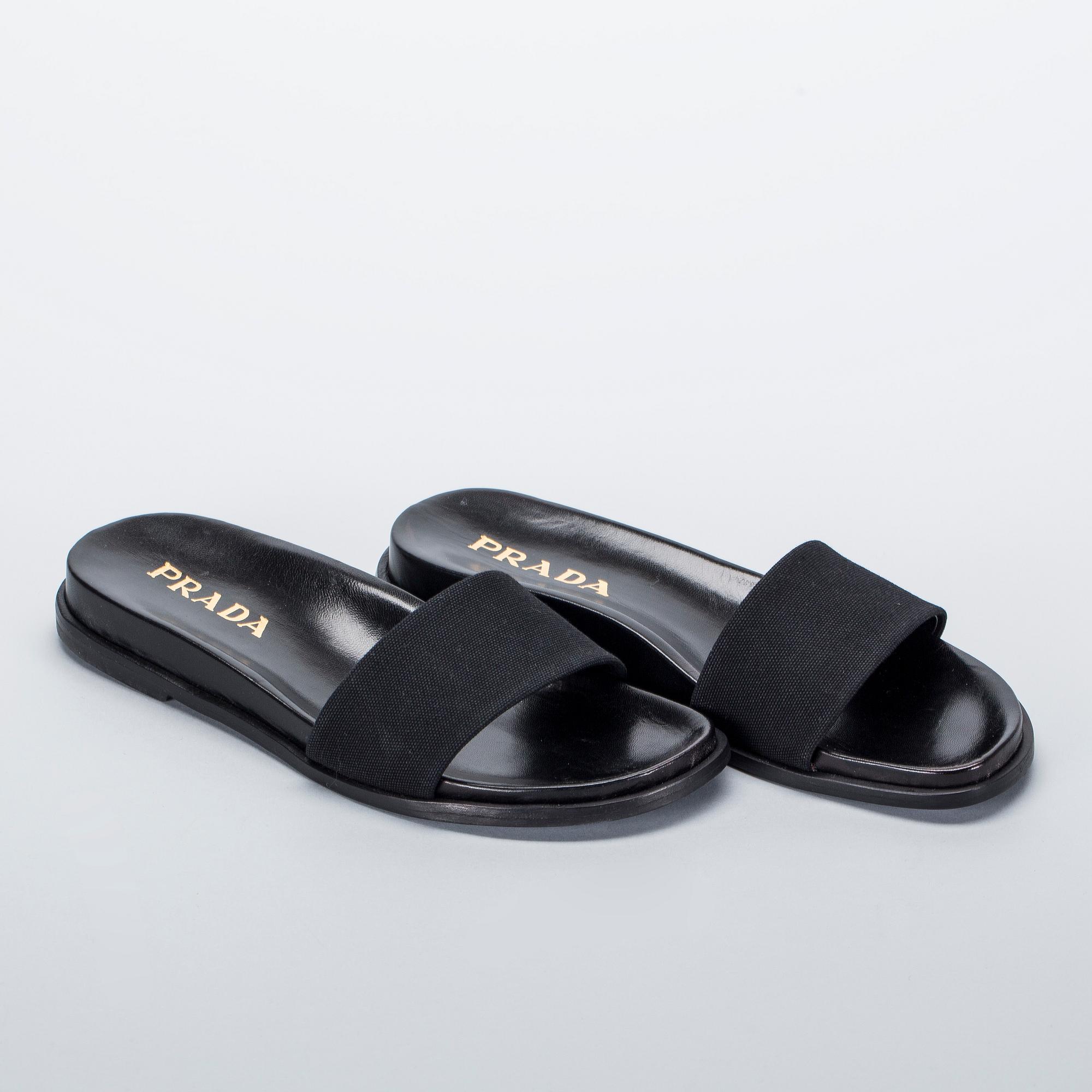 SKOR, Prada.