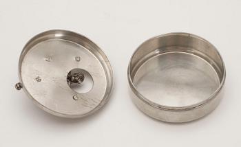 MANSCHETTKNAPPSASK, tenn, "Originell", Widerholm & Dahlberg, Eskilstuna, 1930/40-tal.