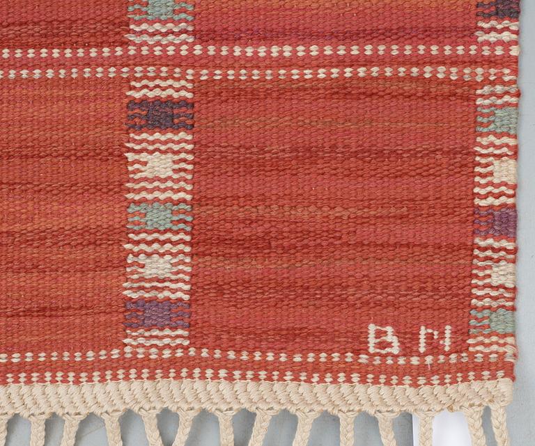 CARPET. "Falurutan, röd". Flat weave (rölakan). 272,5 x 210 cm. Signed AB MMF BN.