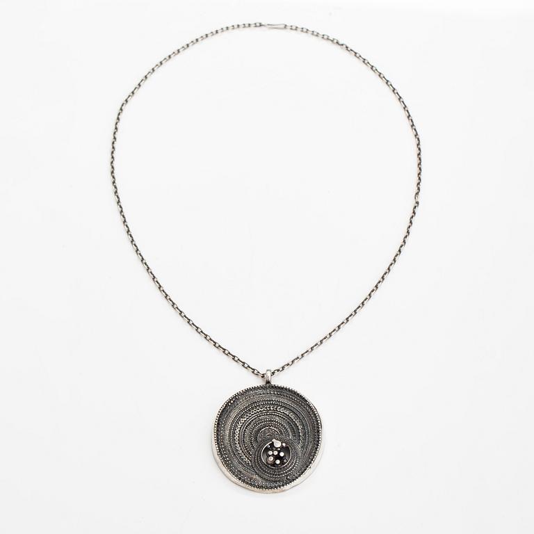 Jorma Laine, Kaulakoru "Chic", hopeaa. Turun Hopea, Turku 1973.