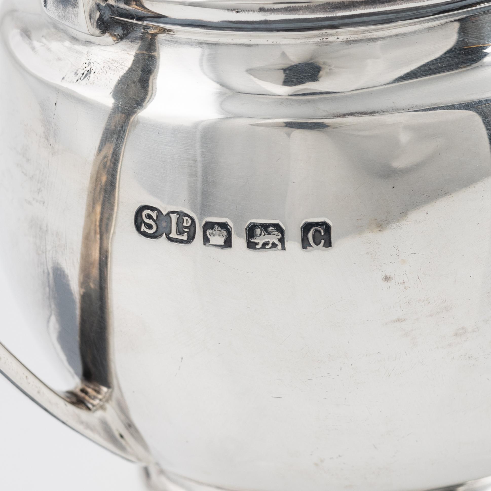 Kaffe- och teservis, 4 delar, samt gräddsnipa, silver, England, 1930-40-tal.