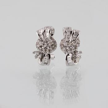 ÖRHÄNGEN, 14K vitguld med briljant och baguettslipade diamanter ca 1.50 ct. Vikt 5,3 gram.