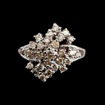 RING, 8 k vitguld, diamanter tot ca 1.0 ct.