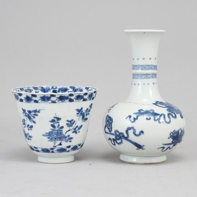 A blue and white vase and cup, Qing dynasty, Kangxi (1662-1722).