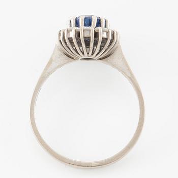 Ring, cameo model, 18K white gold with sapphire and brilliant-cut diamonds.