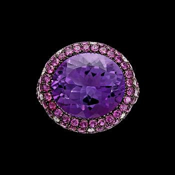 825. RING, fasettslipad ametist, ca 5.20 ct, rosa safirer och briljantslipade diamanter, tot. ca 0.96 ct.