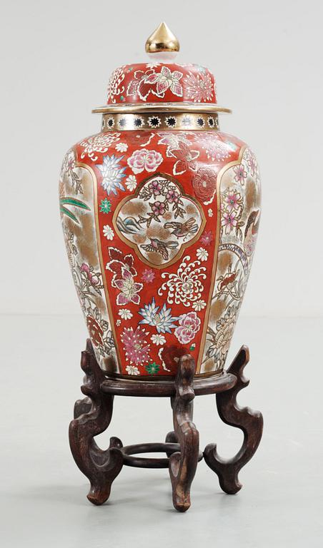 GOLVURNA, porslin. Japan 1900/2000-tal.