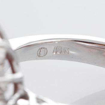 Ring med en fasettslipad spessartingranat samt runda briljantslipade diamanter.