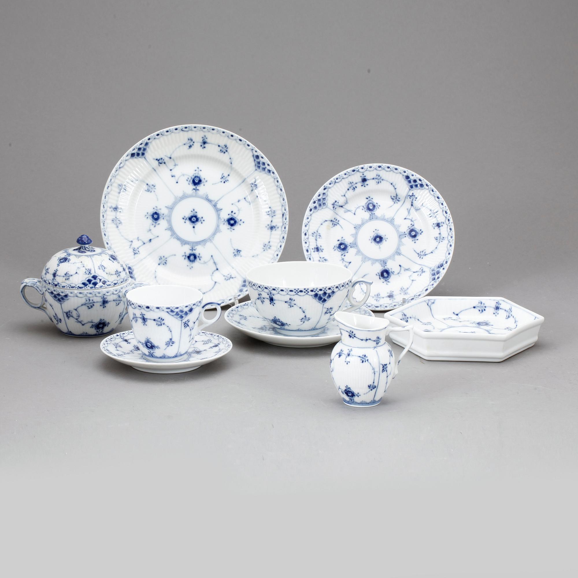 KAFFESERVIS, 48 delar, porslin, "Musselmalet" Royal Copenhagen.
