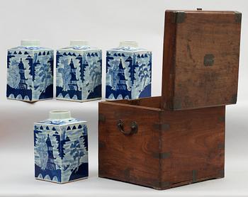 TEDOSOR, fyra stycken, porslin i TRÄSCHATULL. Qingdynastin, omkring 1900.