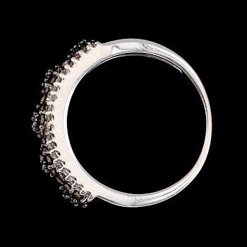 RING, 10K vitguld, diamanter tot ca 0.63 ct. Vikt ca 3 g.