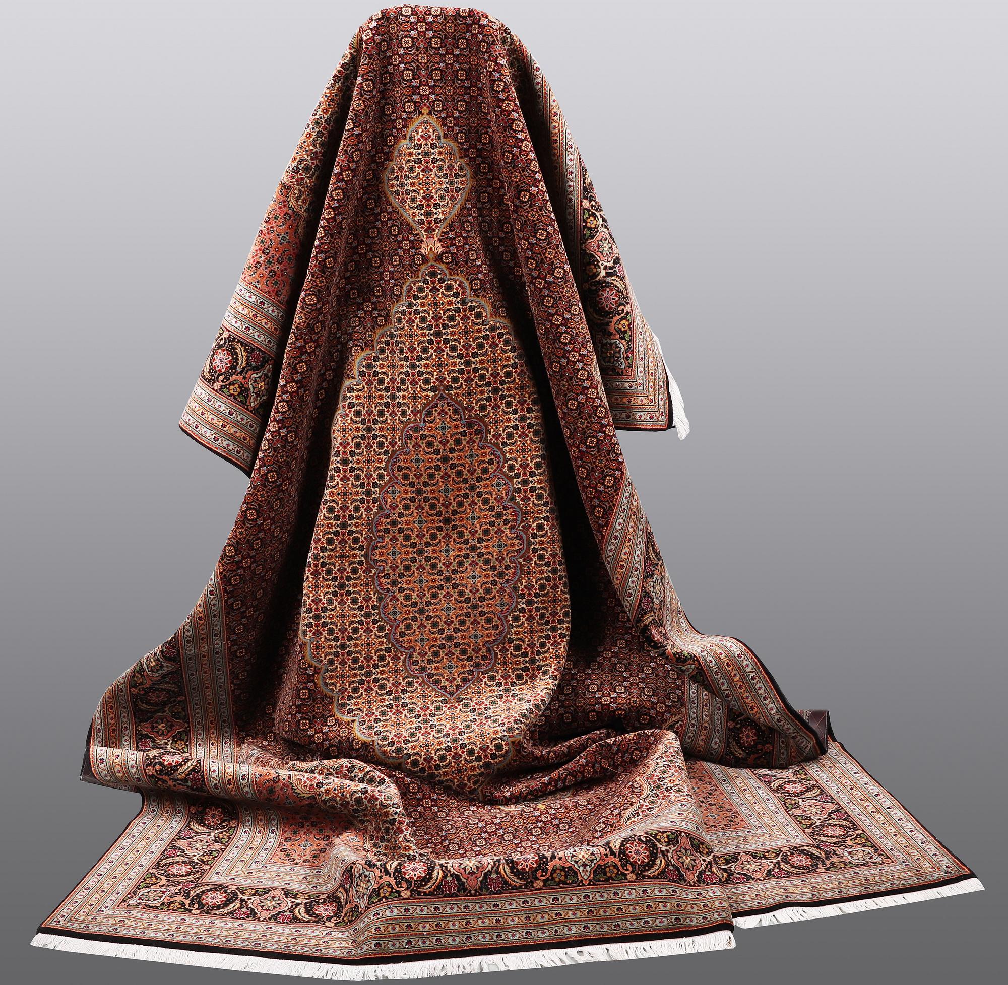 A CARPET, Tabriz, sk Mahi, 60 Raj, 286 x 200 cm.