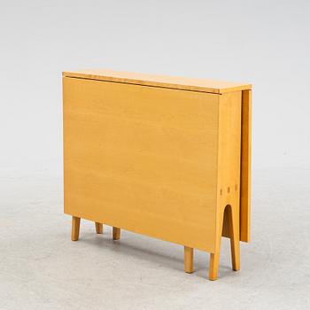 A 'Talavid' birch gate leg table by Carl Malmsten, end of the 20th Century.