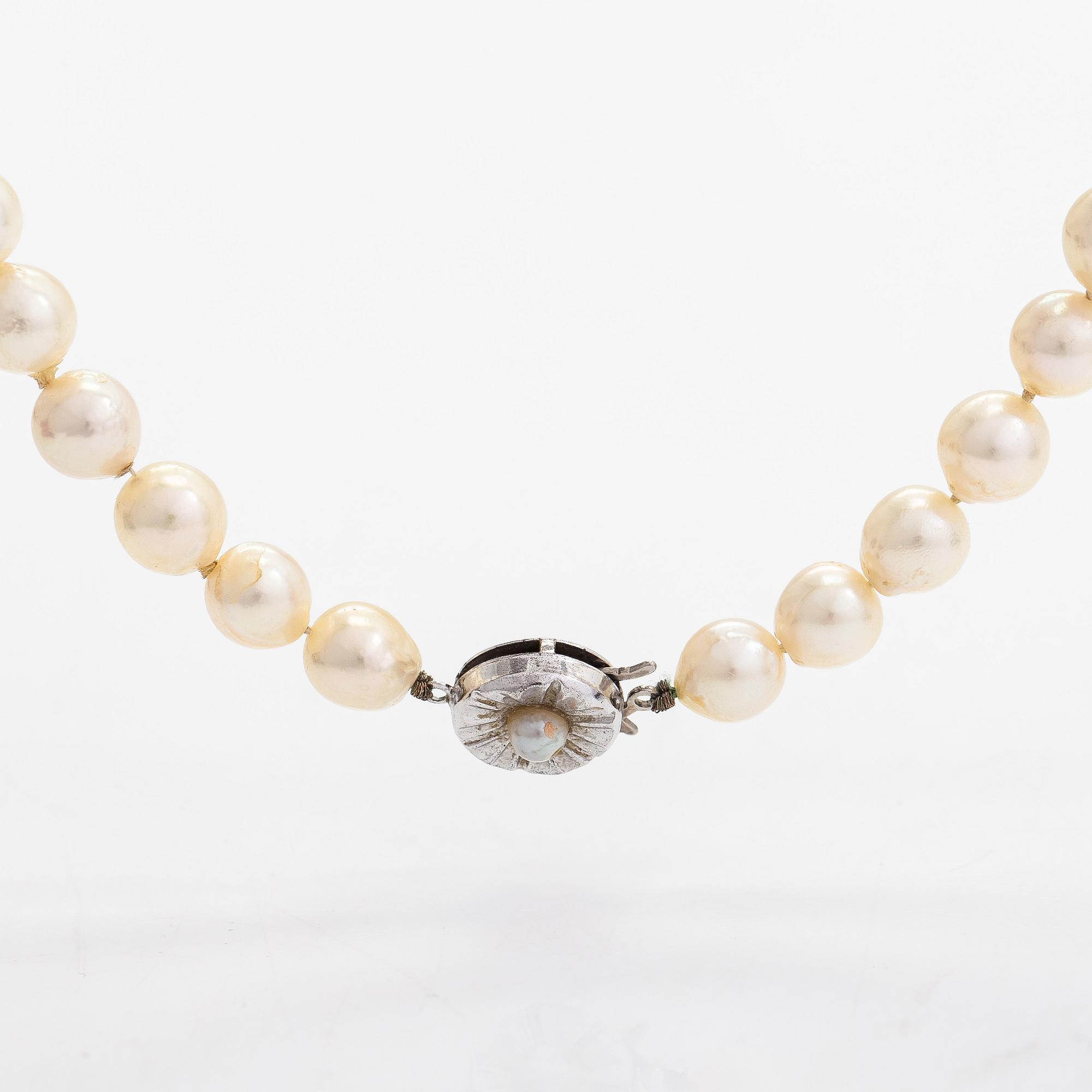 Pärlcollier, odlade pärlor och sterlingsilver.
