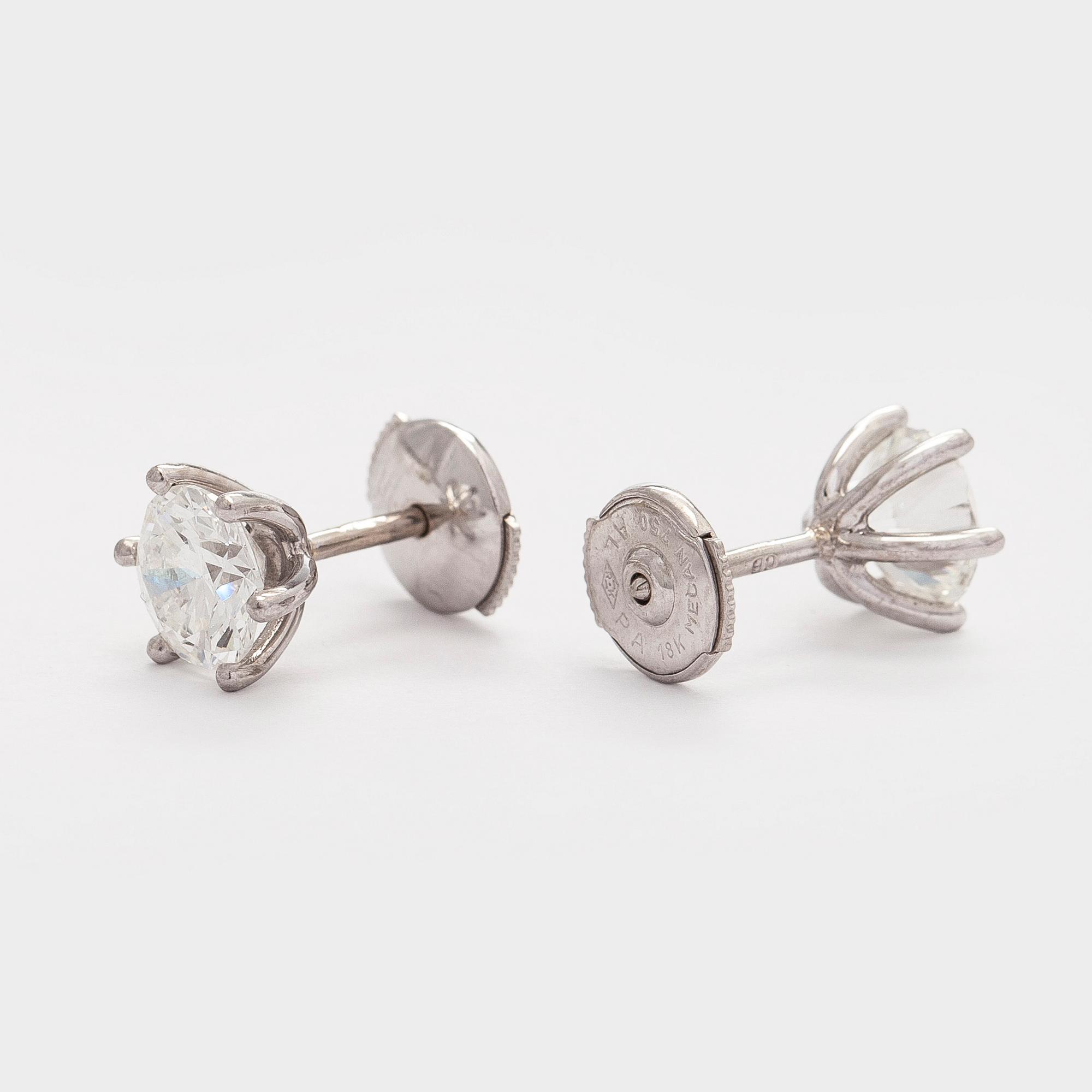 Bucherer, a pair of 18K white gold earrings with brilliant-cut diamond. SJL-certificate.