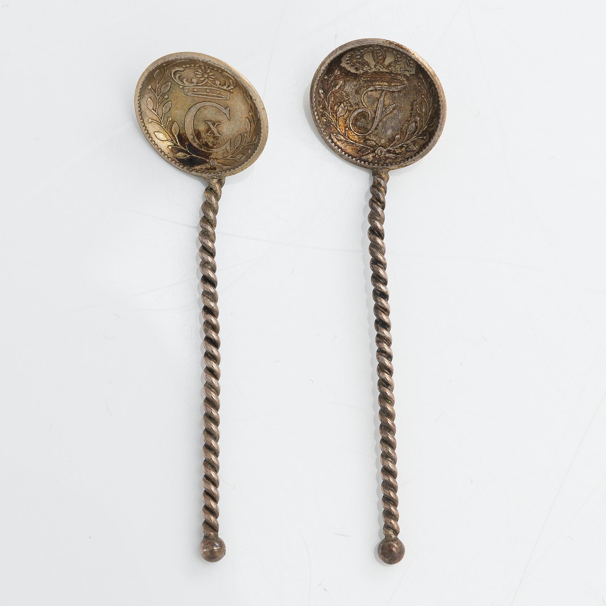 Saltkar och dryckeskanna i miniatyr, silver, C G Hallberg, Stockholm 1900-1904. I original ask.