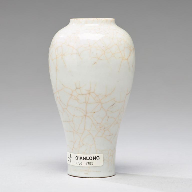 A 'ge' glazed vase, Qing dynasty, 18th century.