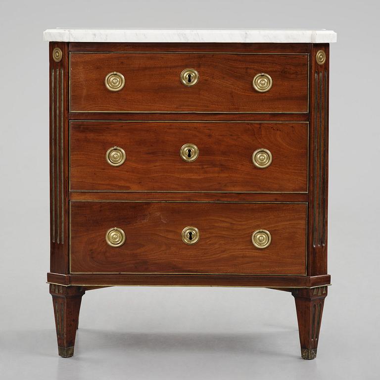A late Gustavian mahogny commode.