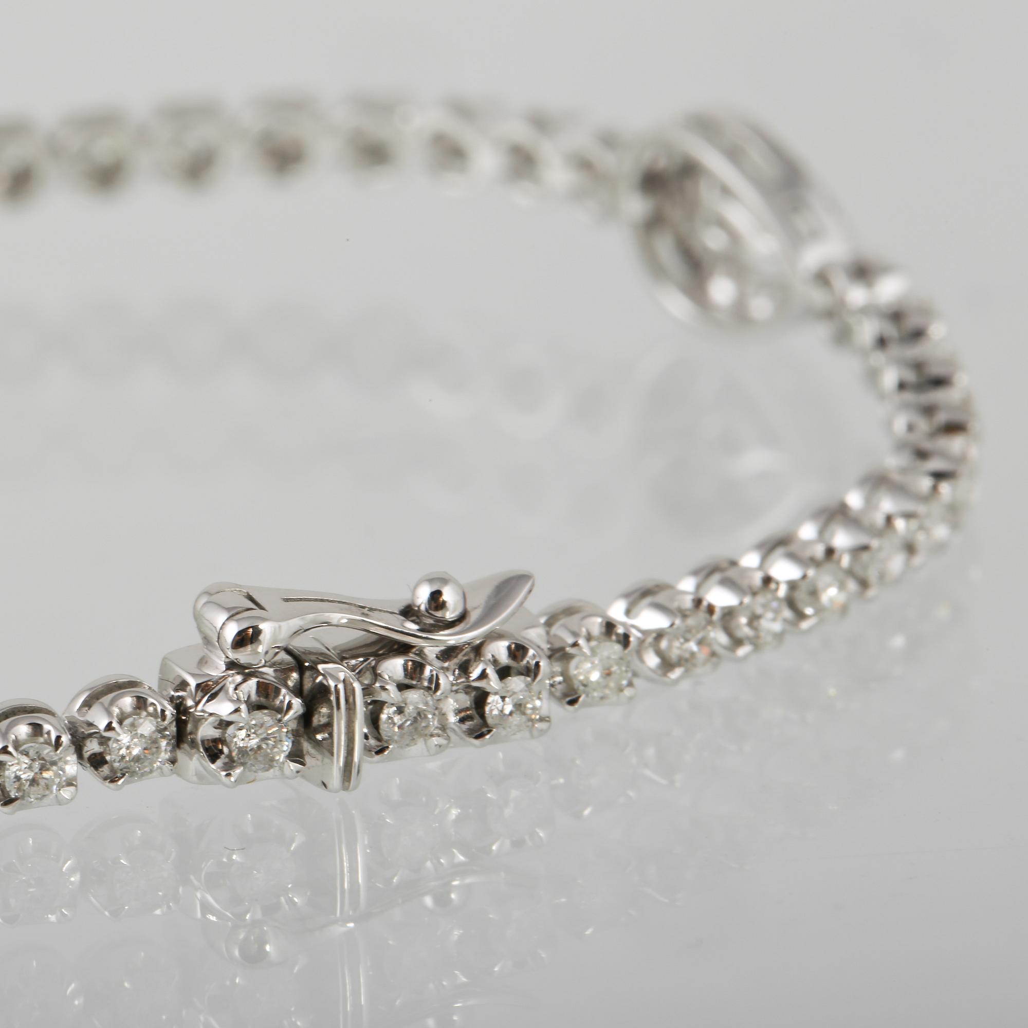 ARMBAND, 18K vitguld med briljant och droppslipade diamanter ca 2.29 ct. Vikt 8,1 gram.