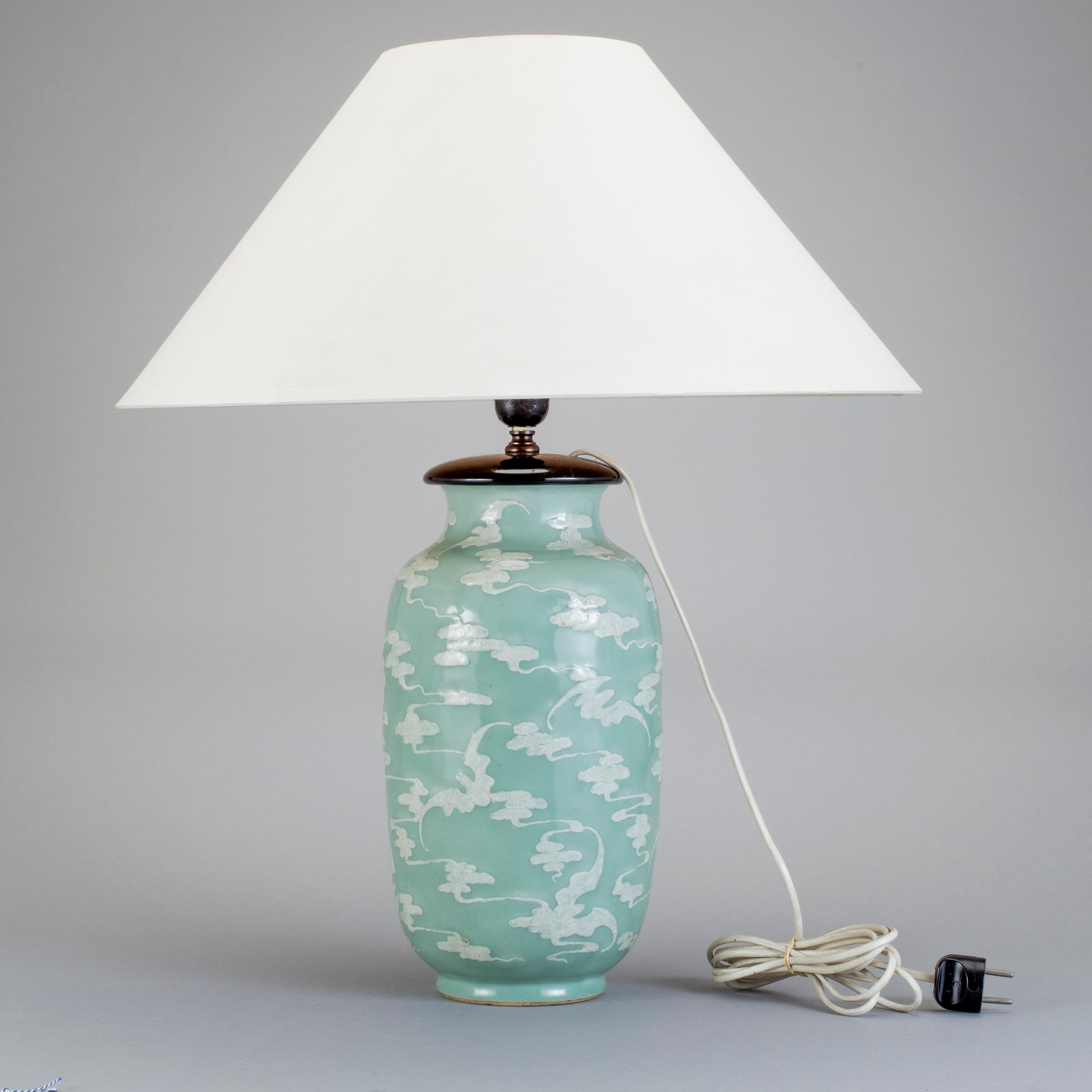 BORDSLAMPA, porslin, Kina, 1900-tal.