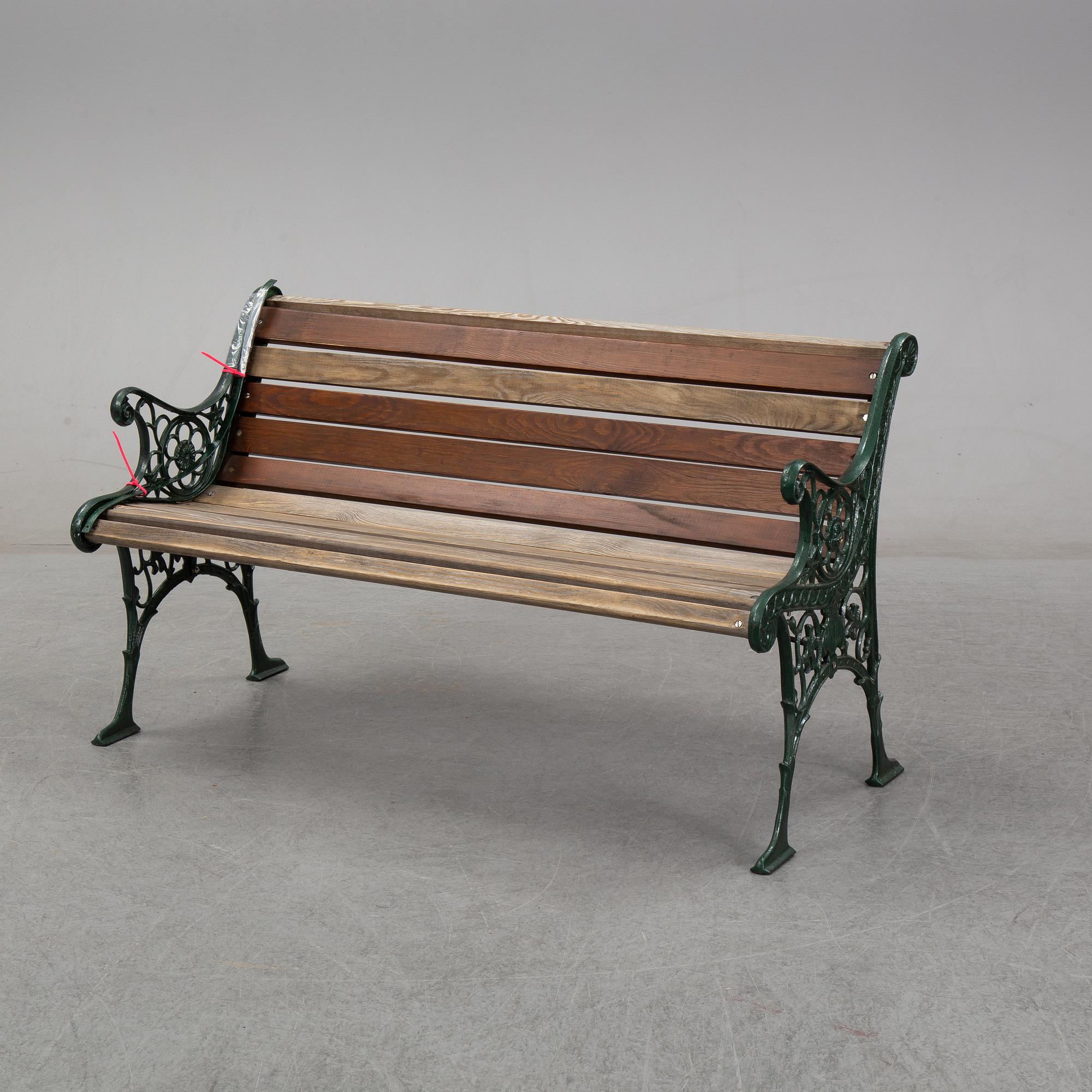 A tennis-/gardenbench, GLTK Gothenburg.