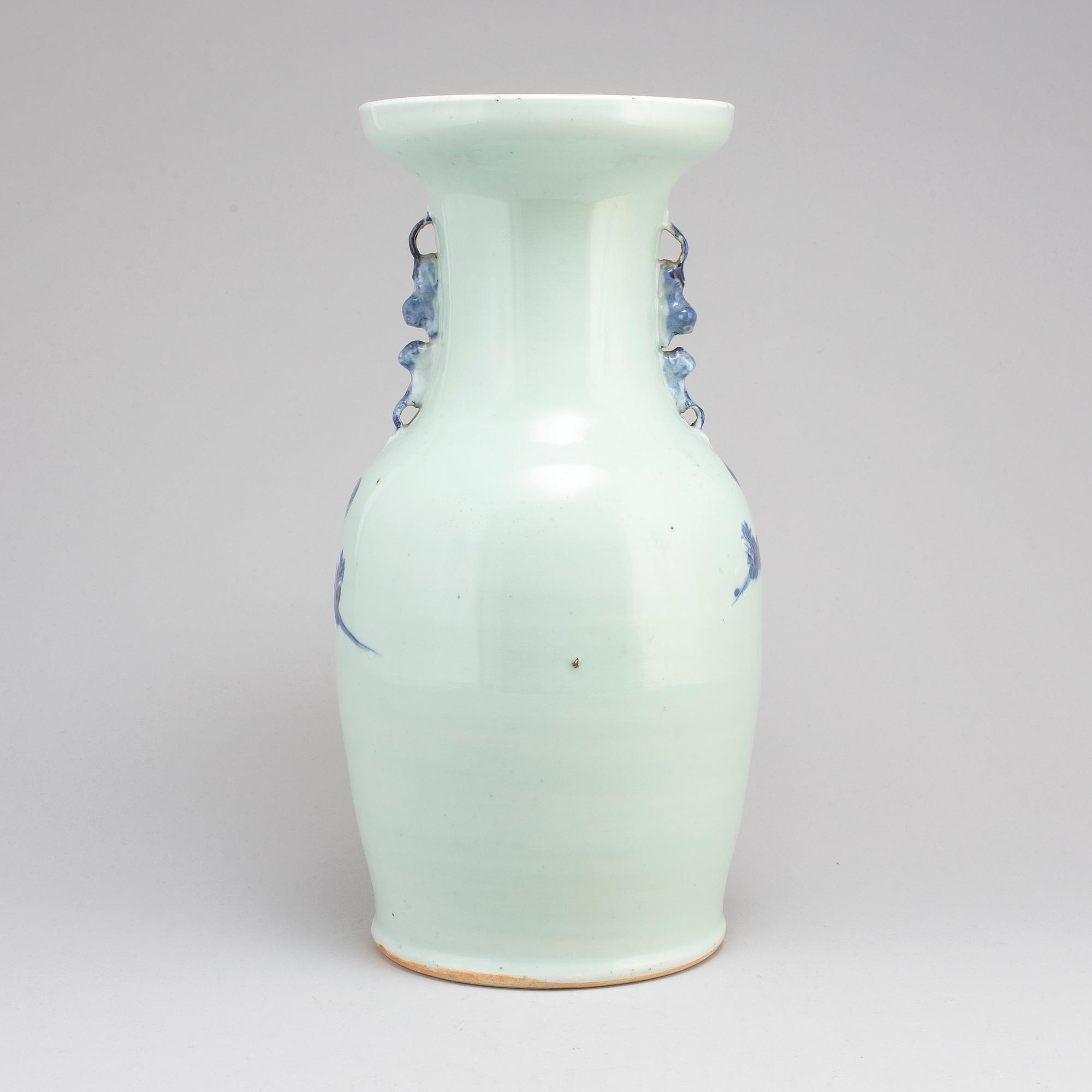A blue and white vase, Qing dynsty, circa 1900.