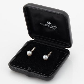 Ett par örhängen 18K vitguld med droppformade pärlor och åttkantslipade diamanter.
