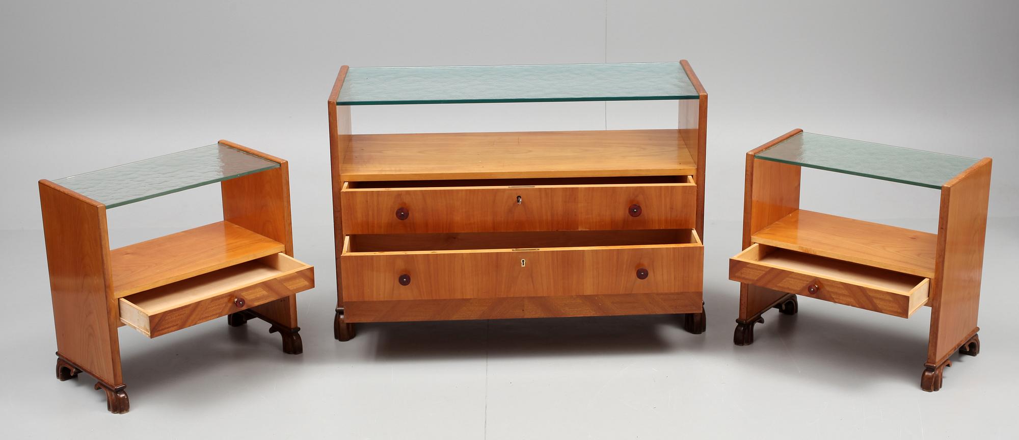 SIDEBOARD samt SÄNGBORD, ett par, 1900-talets första hälft.