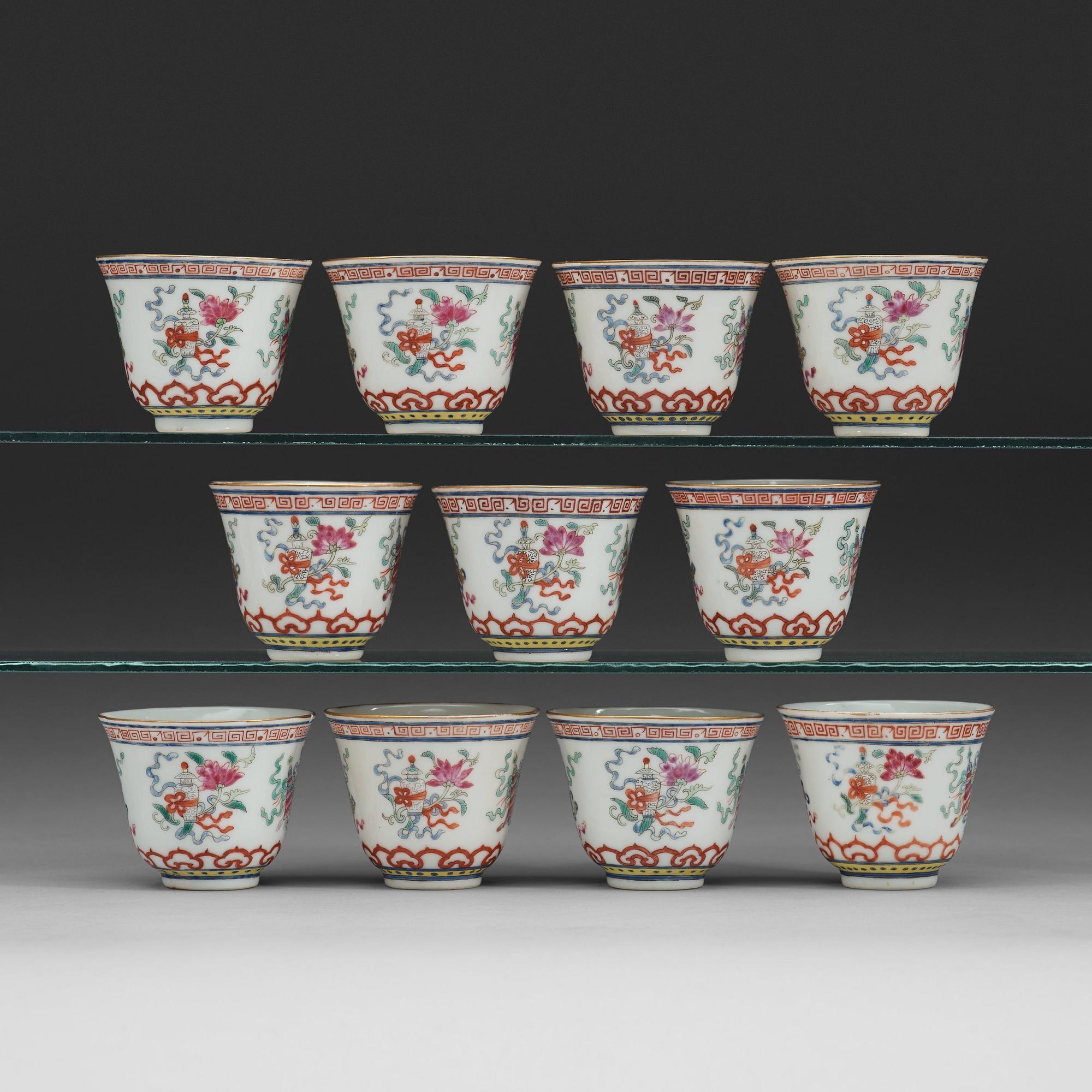 VINKOPPAR, elva stycken, porslin. Qing dynastin, med Guangxus sex karaktärers märke och period (1874-1908).