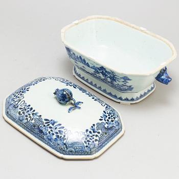 A blue and white tureen with cover, Qing dynasty, Qianlong (1736-95).