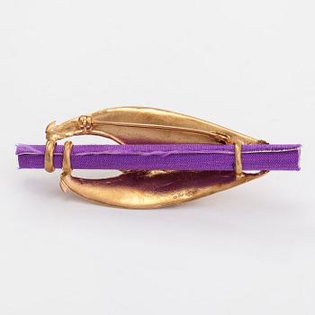 Kimmo Virkkunen, Brosch, 14K guld och textil. Helsingfors 1990.