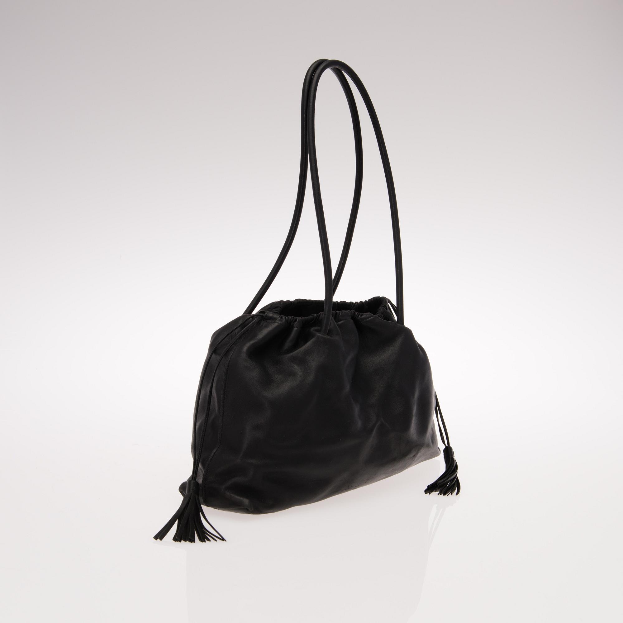 BLACK LEATHER DRAWSTRING TASSEL TOTE BAG.