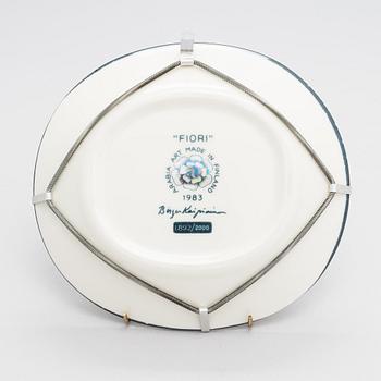 Birger Kaipiainen,  A ceramic Fiori dish, marked "Birger Kaipiainen, Arabia art made in Finland 1983", nr 1892/2000.