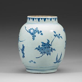 A blue and white Transitional jar, 17th century.